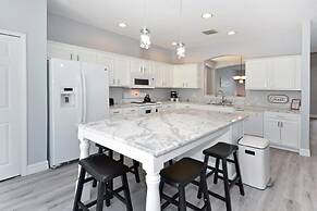 Hideaway Dream 6 Bedroom Home by RedAwning