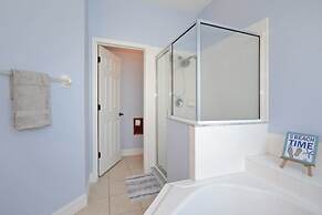 Hideaway Dream 6 Bedroom Home by RedAwning