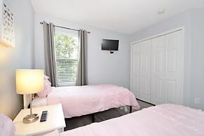 Hideaway Dream 6 Bedroom Home by RedAwning