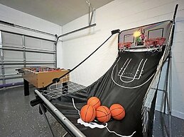 Hideaway Dream 6 Bedroom Home by RedAwning