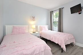 Hideaway Dream 6 Bedroom Home by RedAwning