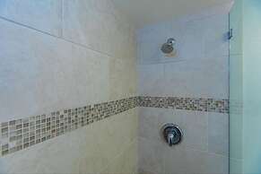 Kihei Beach, #404 1 Bedroom Condo by RedAwning