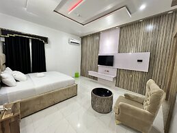 Clique Court Hotel & Suite
