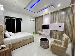 Clique Court Hotel & Suite