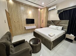 Clique Court Hotel & Suite