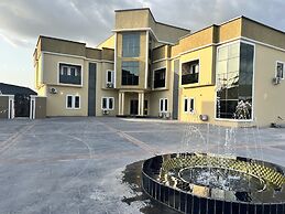 Clique Court Hotel & Suite