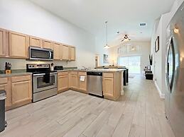 Sunshine Villa 5 Bedroom Villa by RedAwning