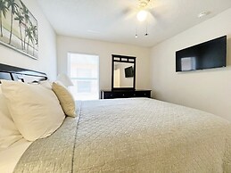 Sunshine Villa 5 Bedroom Villa by RedAwning