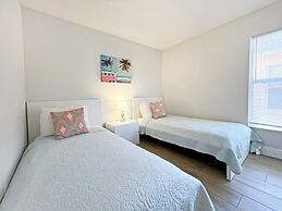 Sunshine Villa 5 Bedroom Villa by RedAwning