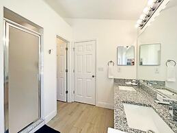 Sunshine Villa 5 Bedroom Villa by RedAwning