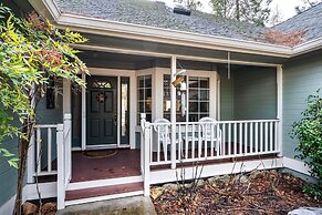 Happy Trails - Updated Home with Cozy Sunroom by Yosemite Region Resor