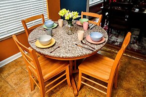 4 - Bed home, w/ Cali King Bed - 12 mins. to DTWN