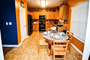 4 - Bed home, w/ Cali King Bed - 12 mins. to DTWN