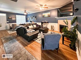 4 - Bed home, w/ Cali King Bed - 12 mins. to DTWN