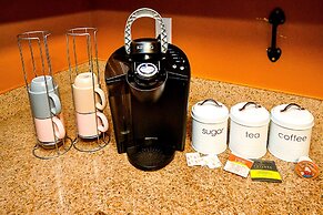 4 - Bed home, w/ Cali King Bed - 12 mins. to DTWN