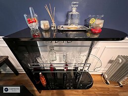 4 - Bed home, w/ Cali King Bed - 12 mins. to DTWN