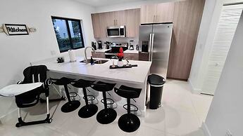 Green Luxurious 5BD Jungle House by FL Keys MIA