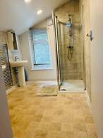 Stunning 2-bed House in Chatham