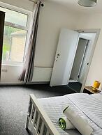 Stunning 2-bed House in Chatham