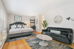Studio in the Heart of Lakeview