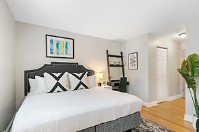 Studio in the Heart of Lakeview