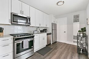 3BR Apt near Shops Dining and DePaul