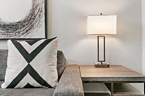 3BR Apt near Shops Dining and DePaul