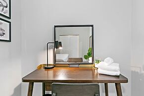 3BR Apt near Shops Dining and DePaul