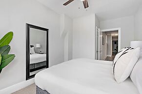 3BR Apt near Shops Dining and DePaul