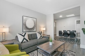 3BR Apt near Shops Dining and DePaul