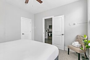 3BR Apt near Shops Dining and DePaul