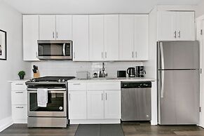 3BR Apt near Shops Dining and DePaul