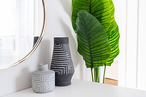 Aesthetic Vibrant 2BR Apt Lincoln Square