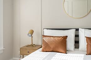 Aesthetic Vibrant 2BR Apt Lincoln Square