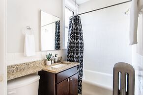 Aesthetic Vibrant 2BR Apt Lincoln Square