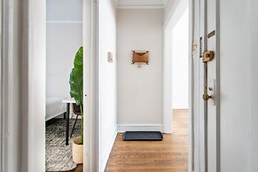 Aesthetic Vibrant 2BR Apt Lincoln Square