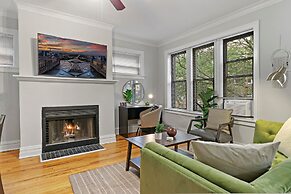 2BR Bustling & Lively Apt in Lake View