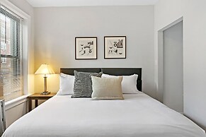 2BR Bustling & Lively Apt in Lake View