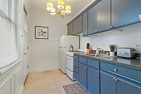 2BR Bustling & Lively Apt in Lake View