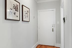 2BR Bustling & Lively Apt in Lake View