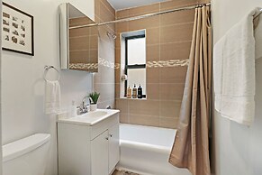 2BR Bustling & Lively Apt in Lake View