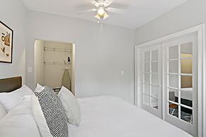 2BR Bustling & Lively Apt in Lake View