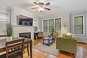 2BR Bustling & Lively Apt in Lake View