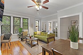 2BR Bustling & Lively Apt in Lake View