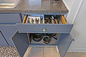 2BR Bustling & Lively Apt in Lake View