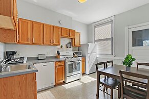 3BR Comfy & Bright Apt in North Center