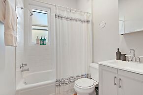 3BR Comfy & Bright Apt in North Center