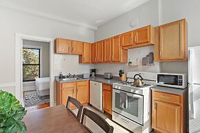 3BR Comfy & Bright Apt in North Center