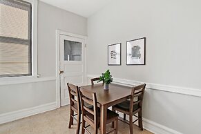 3BR Comfy & Bright Apt in North Center