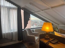 Aleksandr Pera Hotel